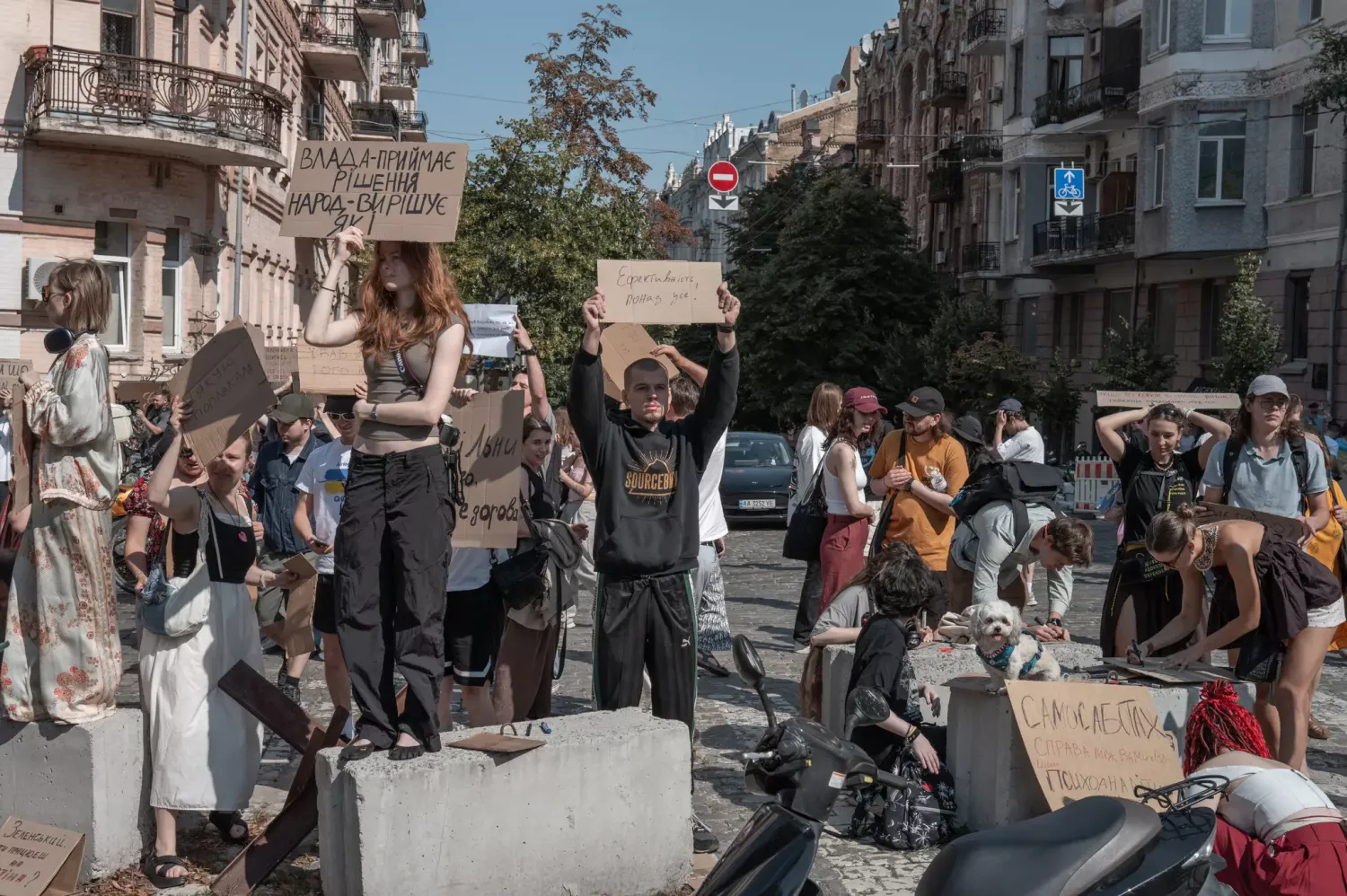 Мітингувальники у центрі Києва. Фото: Jędrzej Nowicki, The New York Times