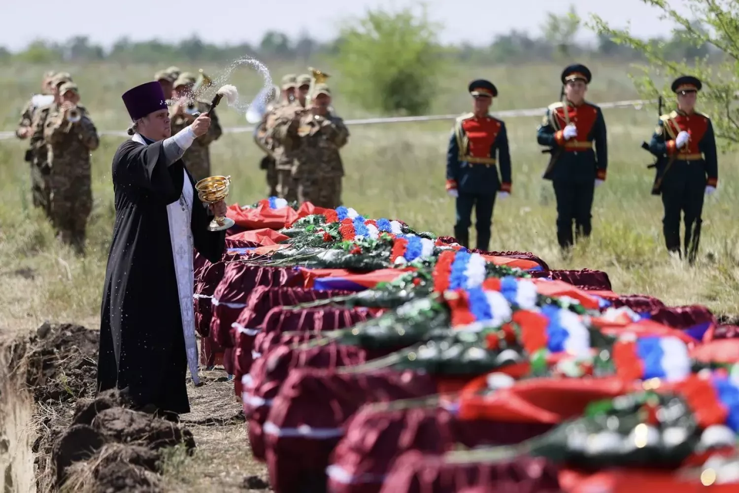 Перепоховання останків 20 російських військових у братській могилі у Луганську, 6 липня 2024 року. Фото: ТАСС