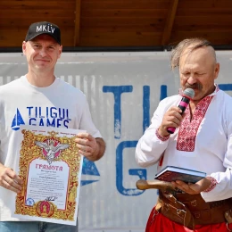 Георгій Решетілов отримав грамоту від представників козацької організації. Фото: Миколаївська ОВА