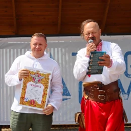 Антон Табунщик отримав грамоту від представників козацької організації. Фото: Миколаївська обласна рада