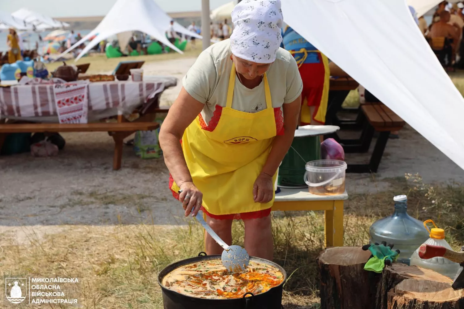 Приготування Матвіївського борщу з бичками. Фото: Миколаївська ОВА