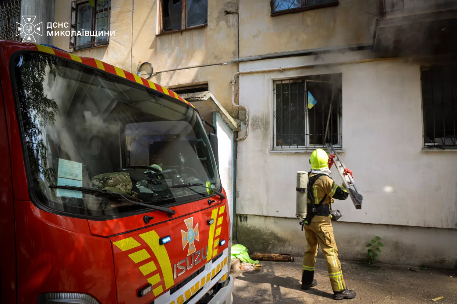 У Миколаєві під час пожежі врятували жінку та дитину. Фото: ДСНС Миколаївщини