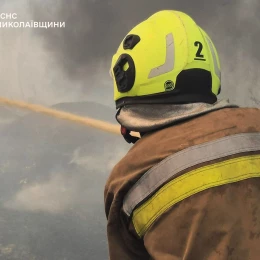 У Миколаєві горить близько 2 гектарів сухостою. Фото: ДСНС Миколаївщини