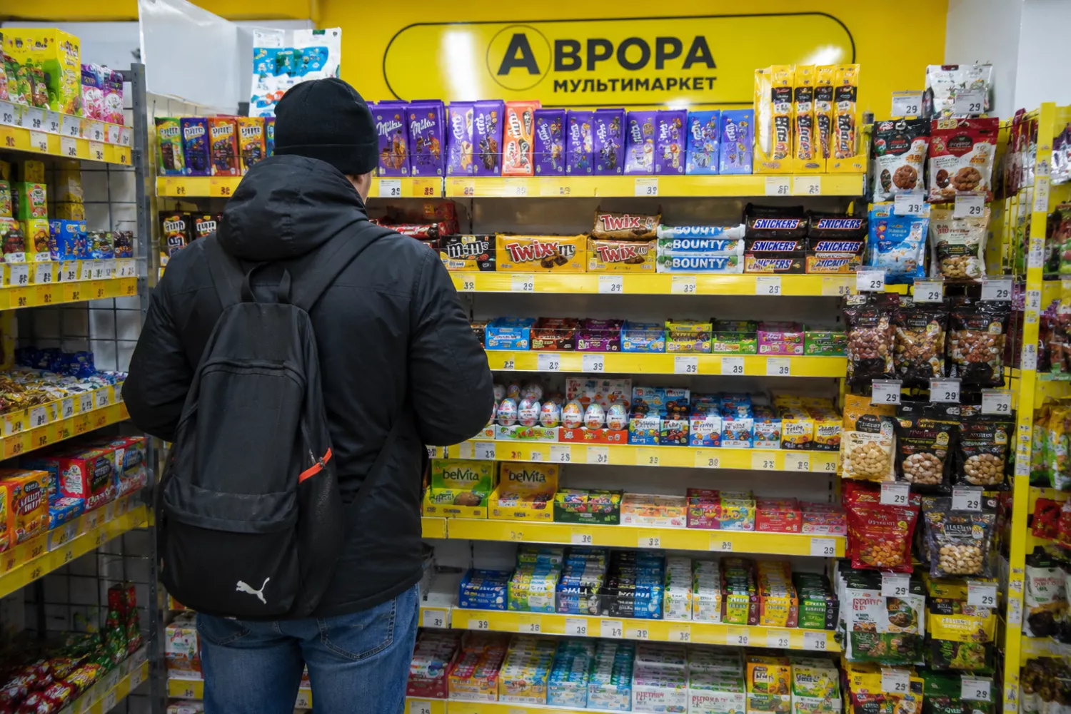 У Миколаєві чоловіка засудили за вкрадення з «Аврори» шоколаду. Фото згенеровано штучним інтелектом