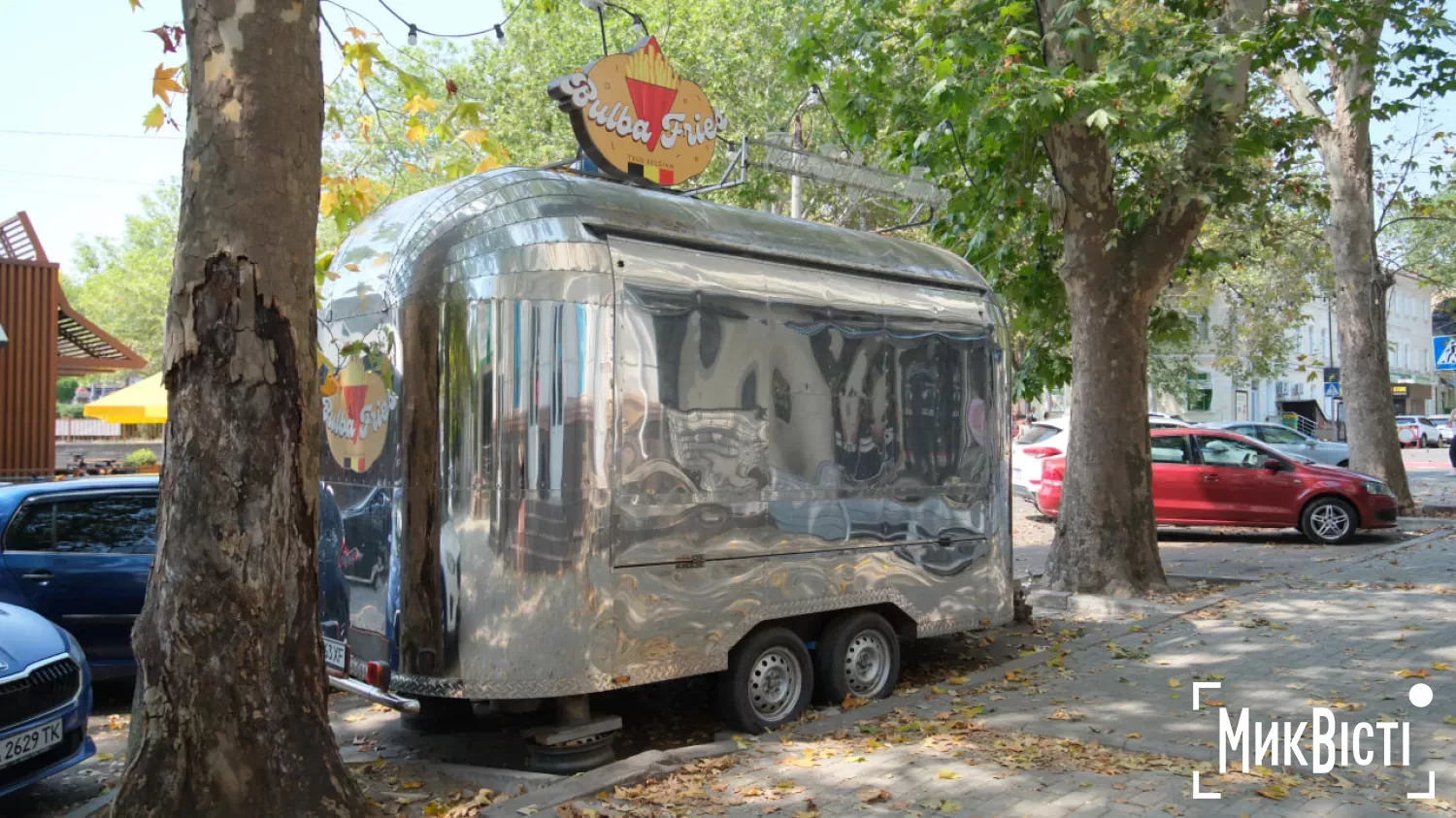 Вагончик стояв на дорозі, тим часом авто паркувалися за ним. Фото: МикВісті