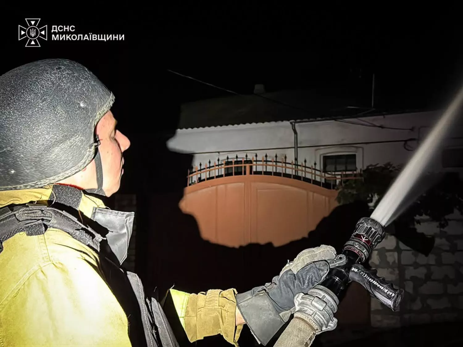 Наслідки нічної атаки «Шахедів» на Миколаїв. Фото: ДСНС