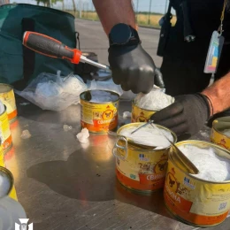 На Одещині 19-річна пасажирка намагалася вивезти до Молдови майже 3 кг психотропів. Фото: ДПСУ