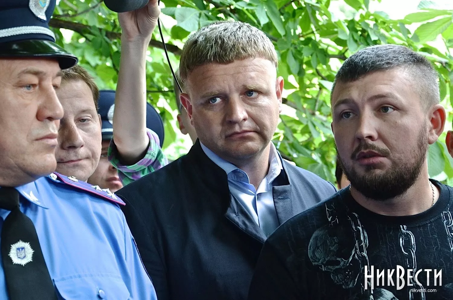 Активіст Дмитро Рябченко (посередині на фото) заявив, що КП «Миколаївські парки» хоче через суд змусити його спростувати інформацію з його публікацій у Facebook. Фото: архів МикВісті