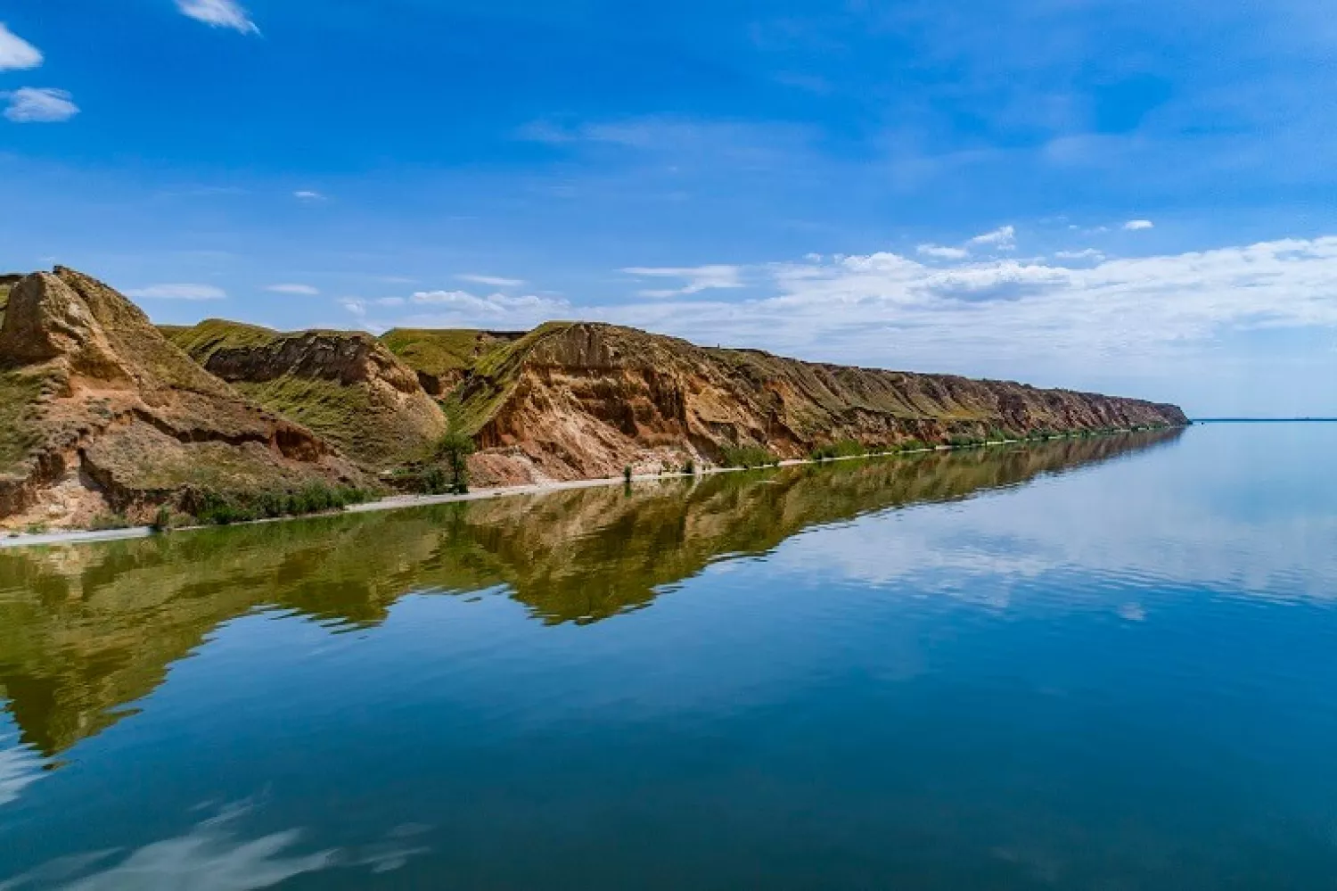 Витік пального у Бузькому лимані через удар дрона. Ілюстративне фото tripmustgoon