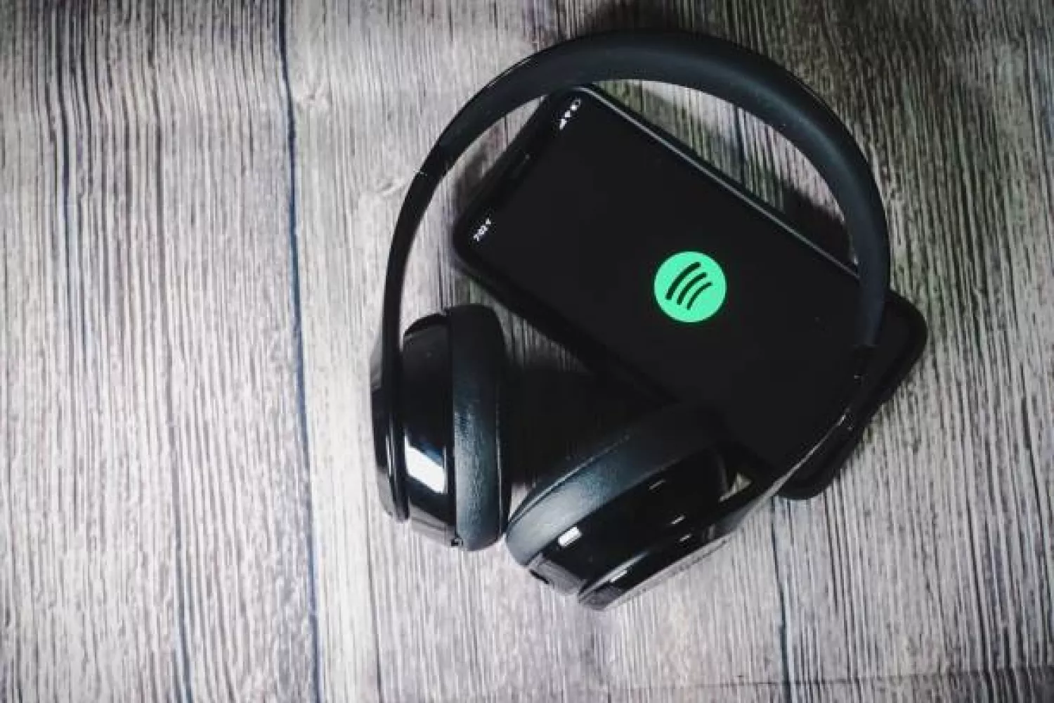 Spotify запровадить позначку AI Persona для артистів, створених ШІ. Ілюстративне фото istockphoto