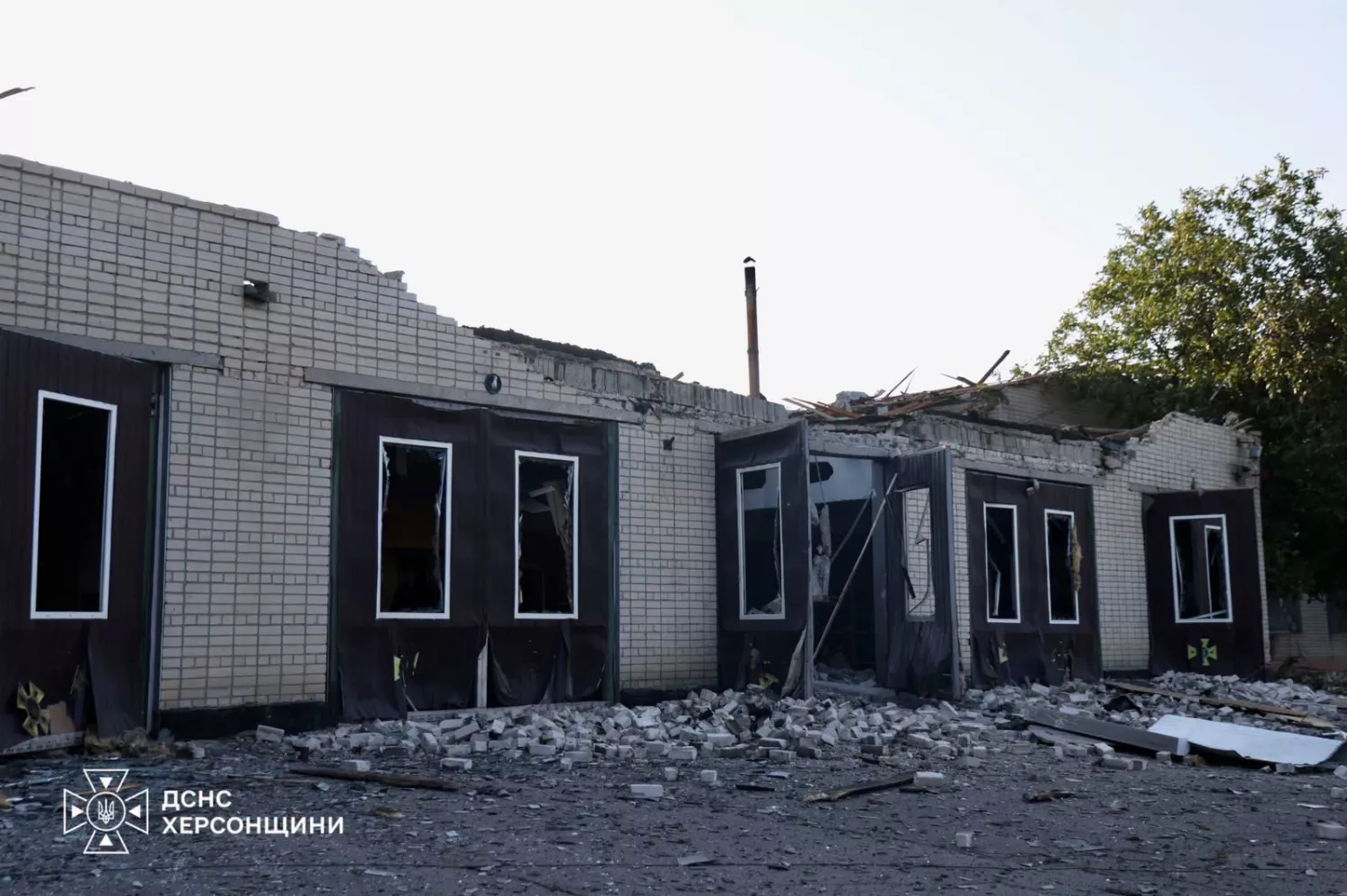 Російські дрони вночі вдарили по підрозділу ДСНС у Херсоні. Фото: ДСНС
