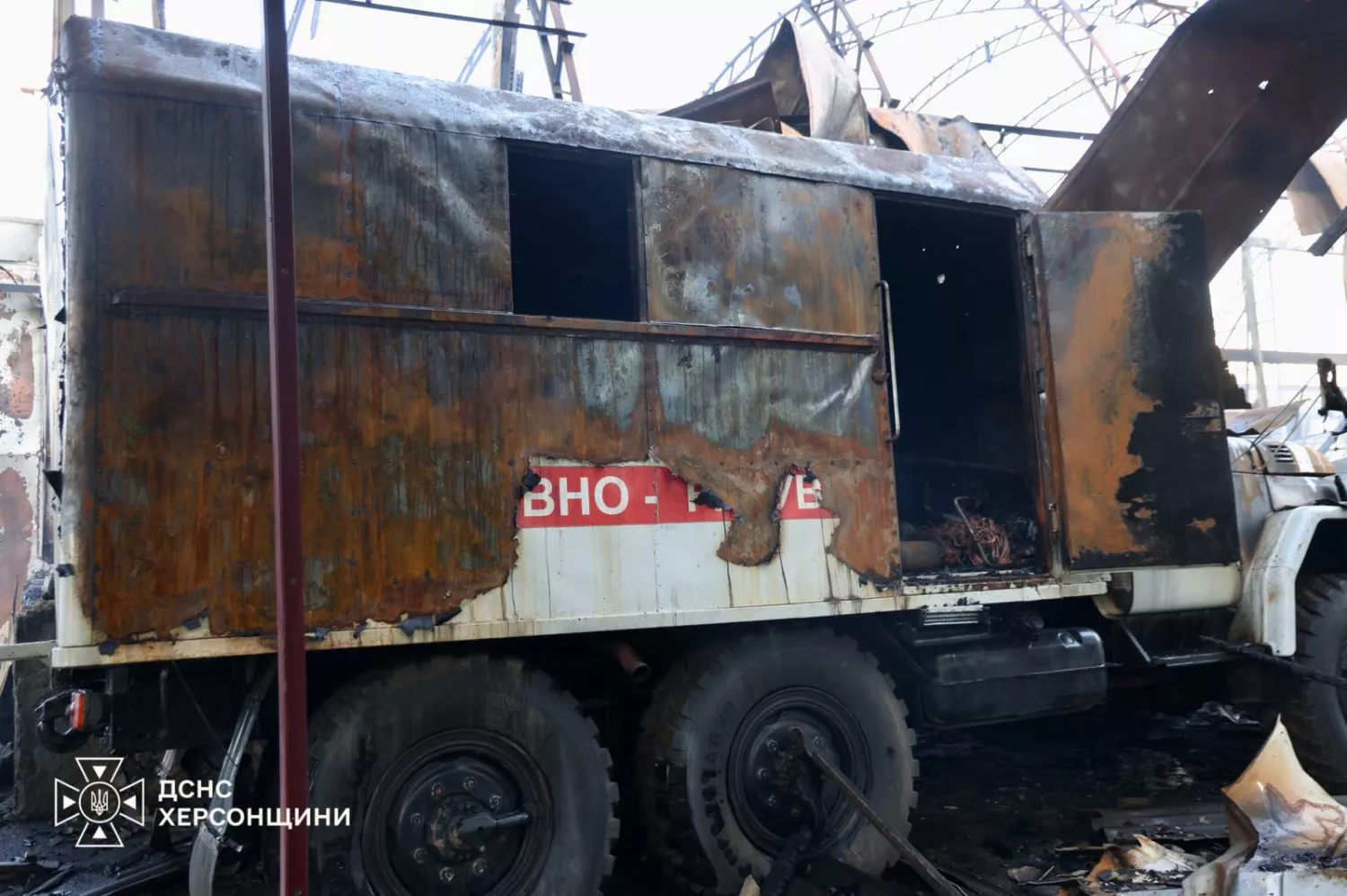 Російські дрони вночі вдарили по підрозділу ДСНС у Херсоні. Фото: ДСНС