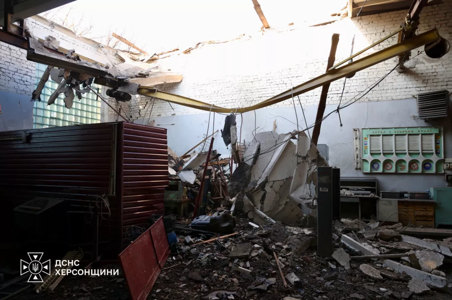 Російські дрони вночі вдарили по підрозділу ДСНС у Херсоні. Фото: ДСНС