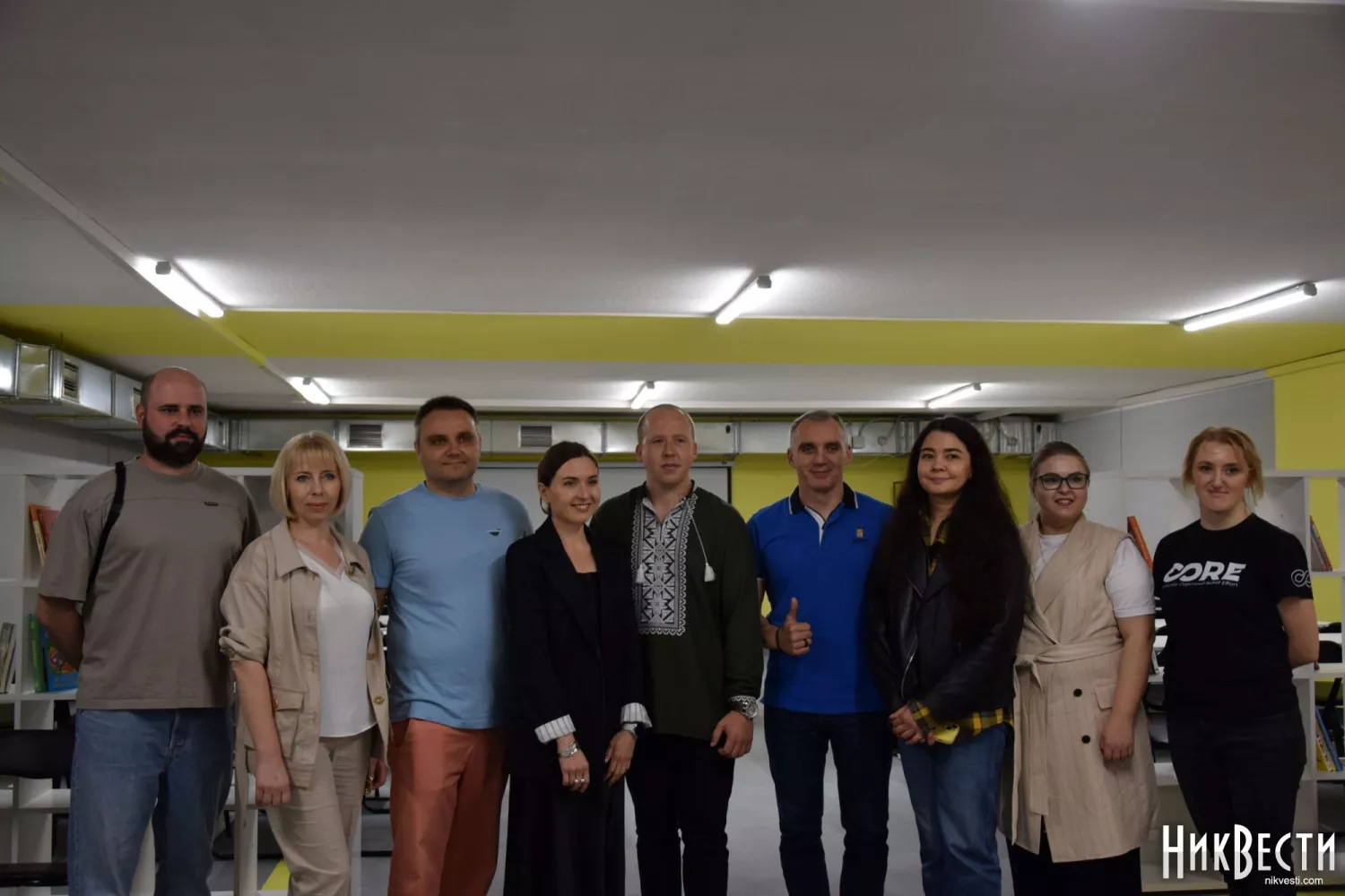Партнери, які допомогли облаштувати укриття, директор школи Дмитро Васильков та мер Миколаєва Олександр Сєнкевич Фото: архів МикВісті
