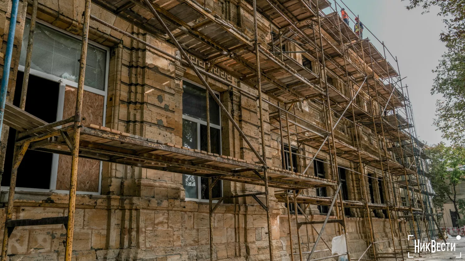 Роботи з реставрації історичного фасаду гімназії №2 у Миколаєві, 2024 рік, фото «МикВісті»