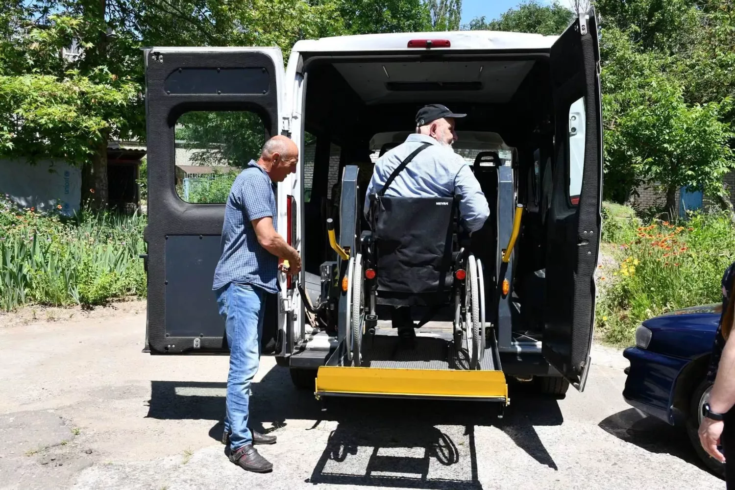 На Миколаївщині понад 12 тис. людей скористалися соціальним таксі. Фото: Миколаївська ОВА