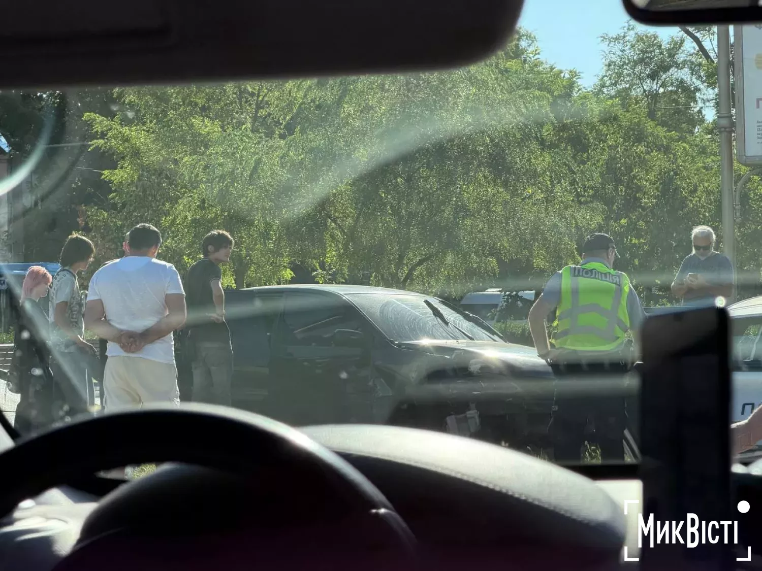 На Центральному проспекті Mitsubishi зніс світлофор і перекинувся. Фото: МикВісті