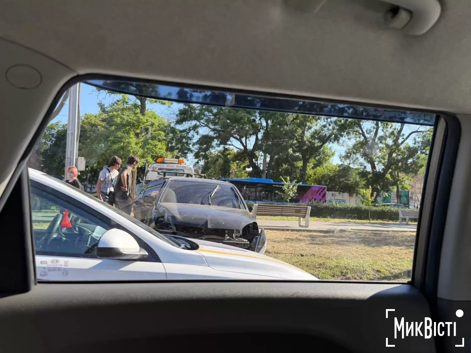 На Центральному проспекті Mitsubishi зніс світлофор і перекинувся. Фото: МикВісті