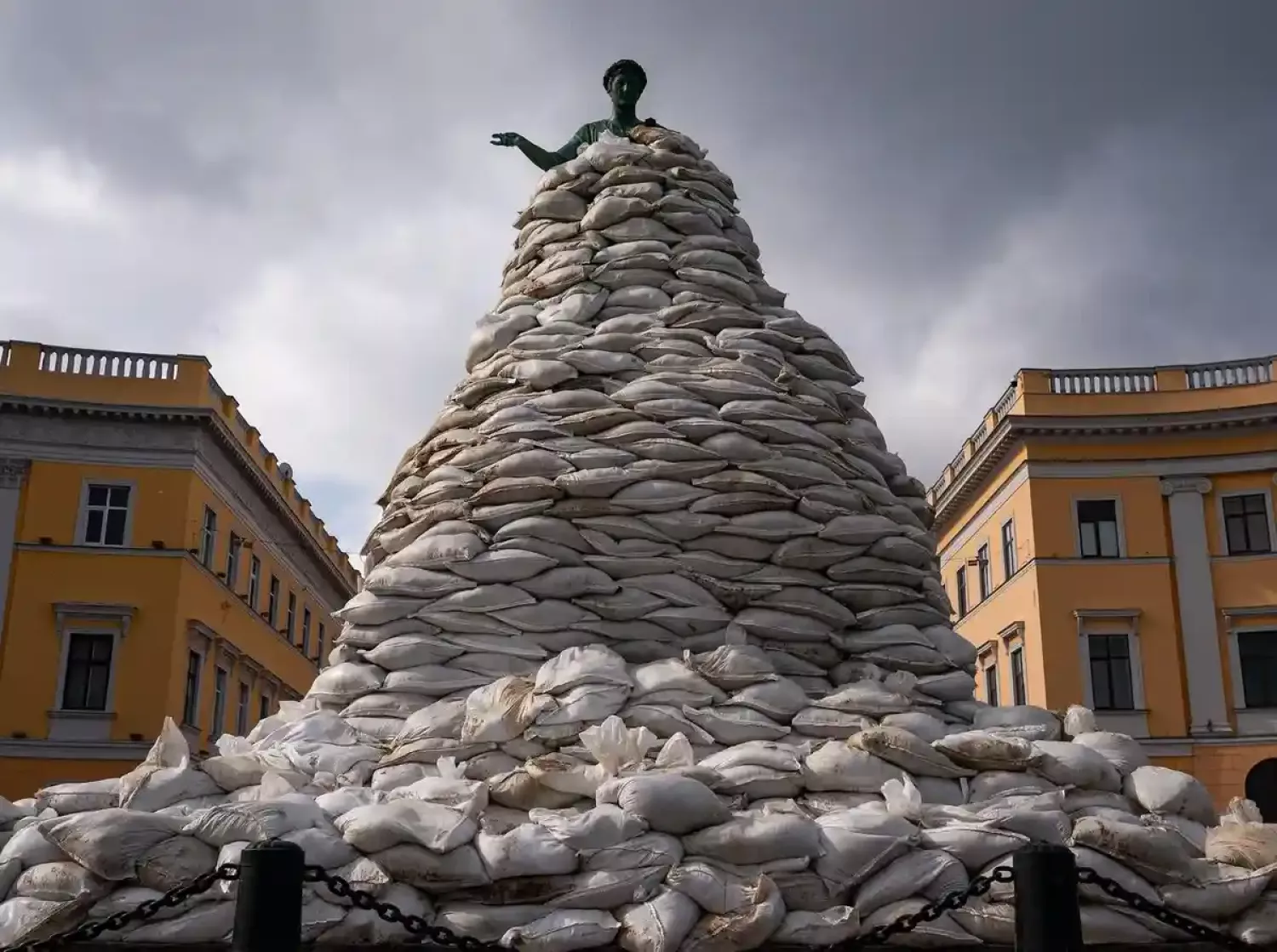 В Одеській міськраді вимагають прибрати мішки з Дюка. Фото: Одеське життя