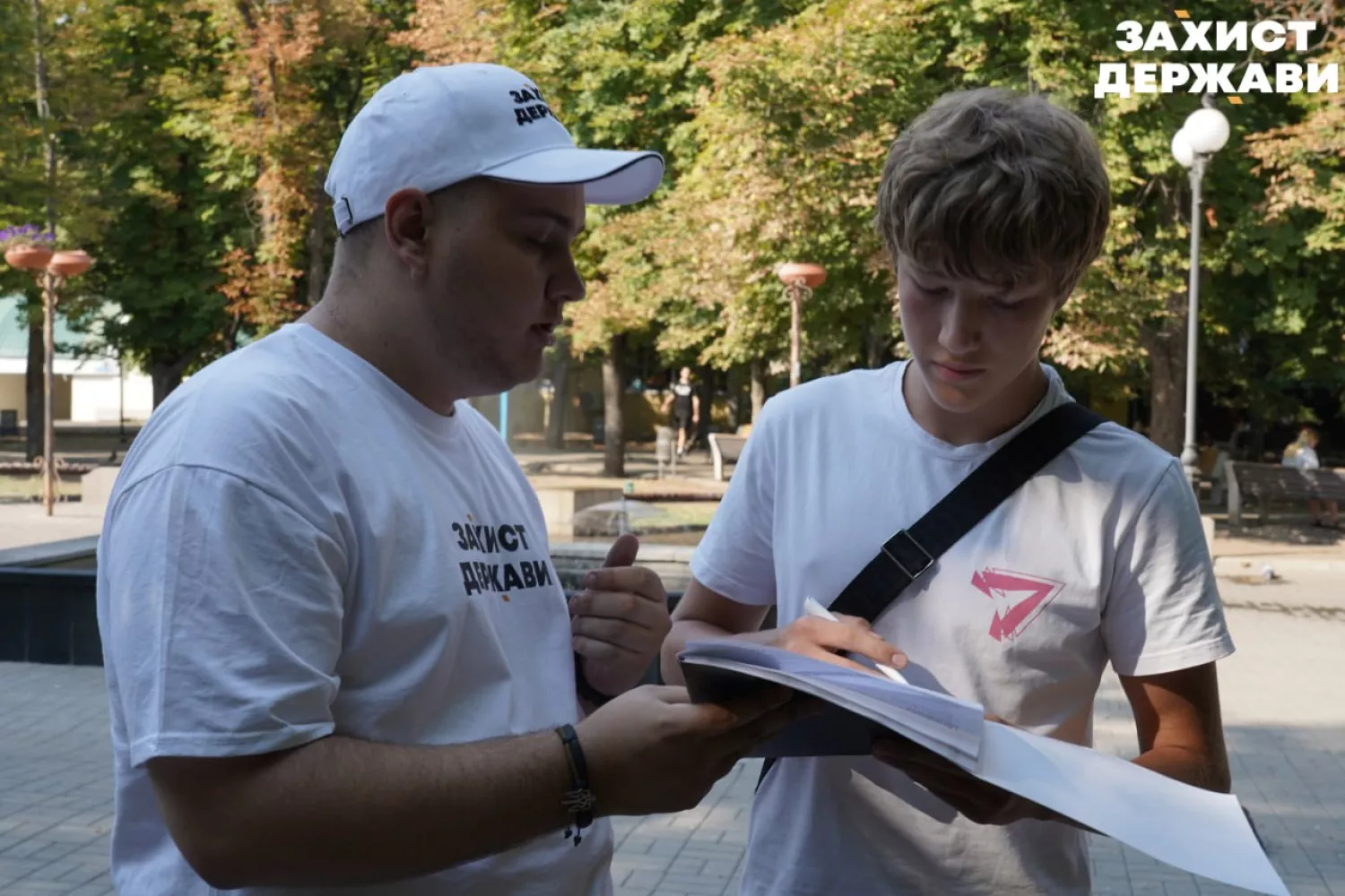 Рух Молодих «Захист Держави» провів у Миколаєві акцію-опитування  «Голос молоді — майбутнє громади», фото Захист Держави