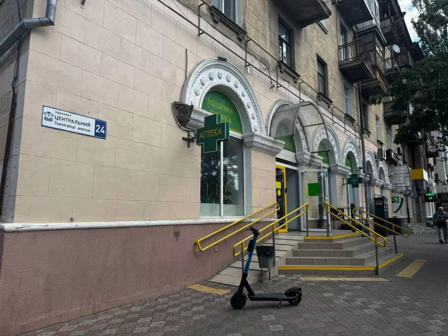 Миколаївці скаржаться на аптеку в центрі міста, біля якої знаходять шприци. Фото надіслані читачами NikVesti
