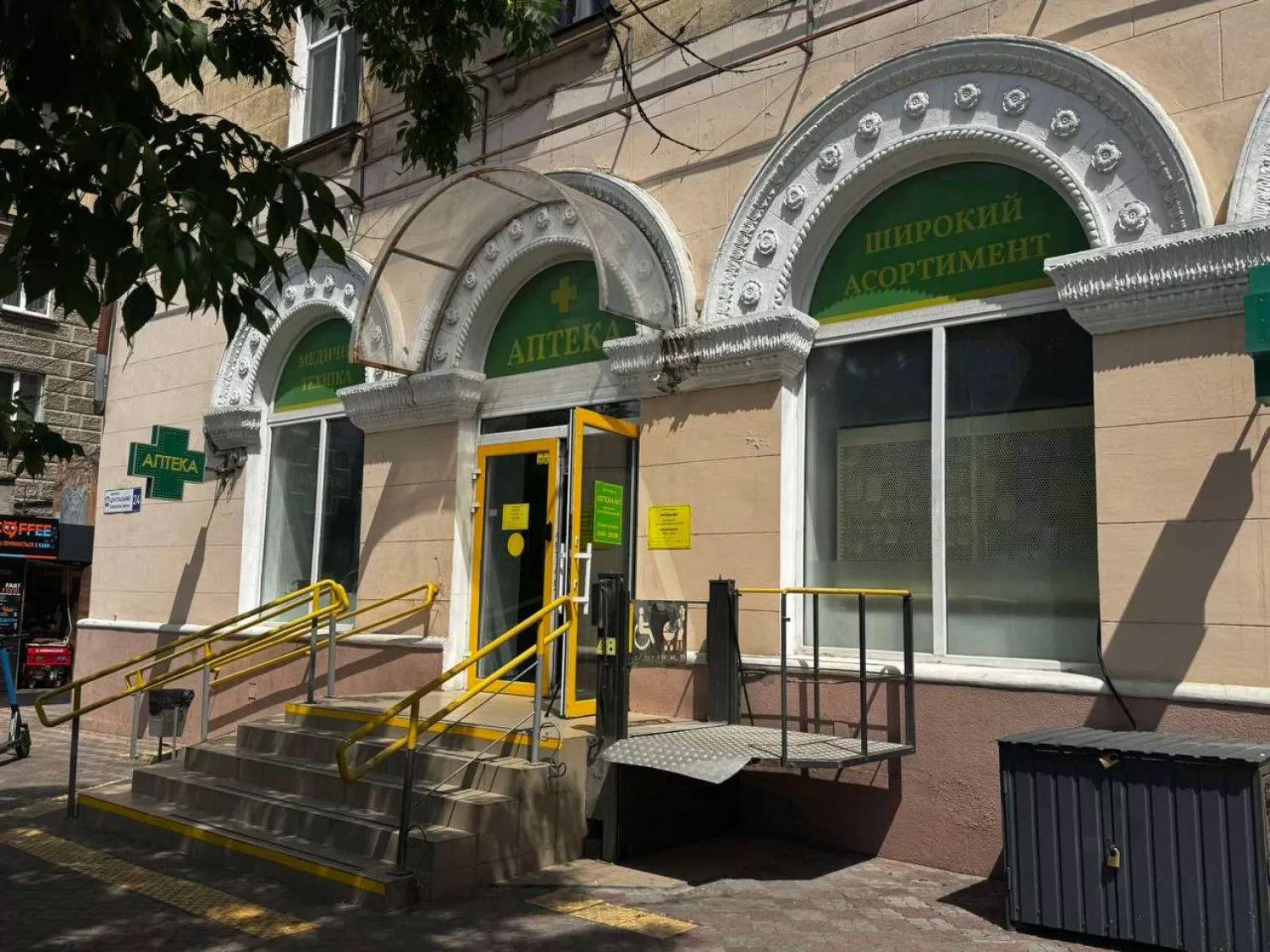 Миколаївці скаржаться на аптеку в центрі міста, біля якої знаходять шприци. Фото надіслані читачами NikVesti