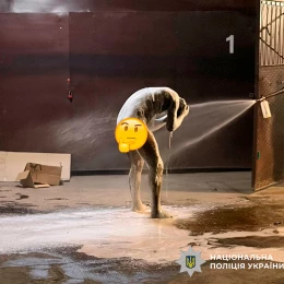 Киянин обмазався смолою перед крадіжкою у магазині. Фото: Нацполіція