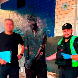 Киянин обмазався смолою перед крадіжкою у магазині. Фото: Нацполіція