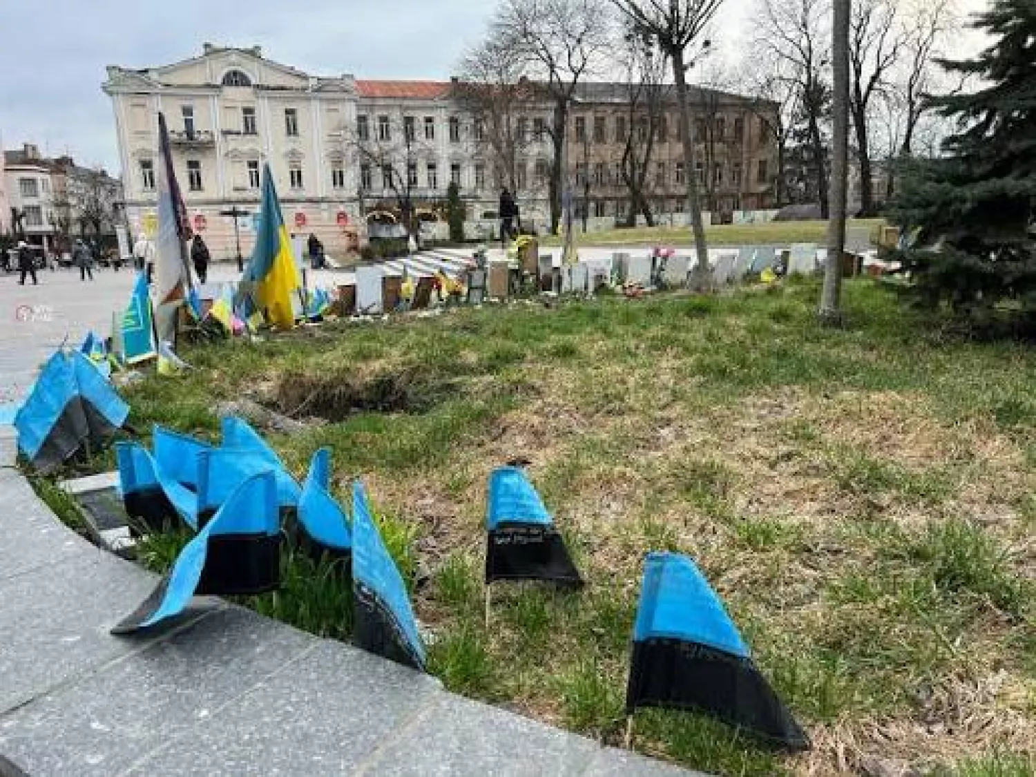 У Південноукраїнську планують офіційно затвердити блакитно-чорний. Фото: VinTime