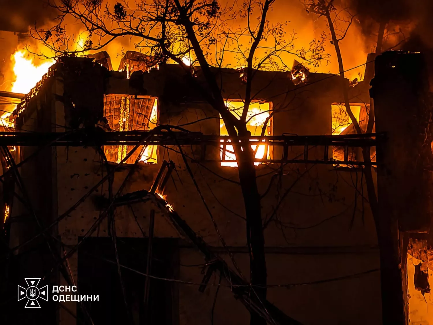 На Одещині через атаку дронів зруйнована будівля взуттєвої фабрики. Фото: ДСНС