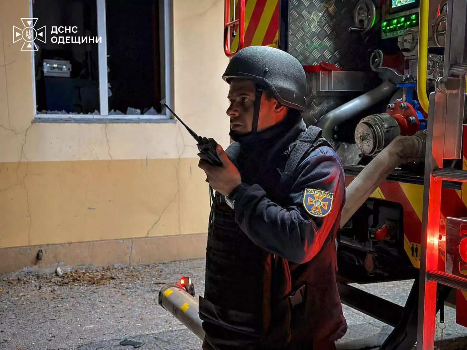 На Одещині через атаку дронів зруйнована будівля взуттєвої фабрики. Фото: ДСНС