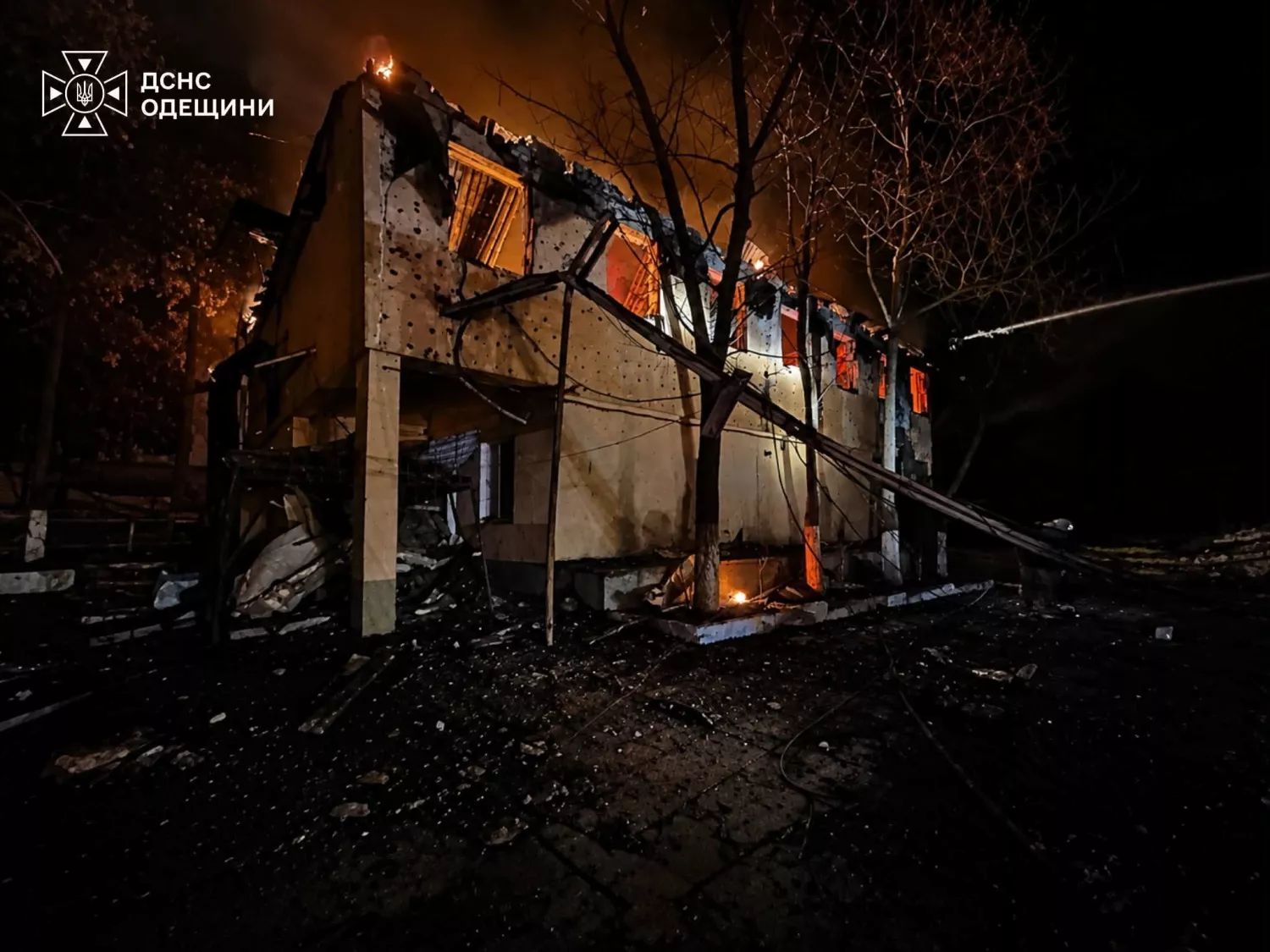 На Одещині через атаку дронів зруйнована будівля взуттєвої фабрики. Фото: ДСНС