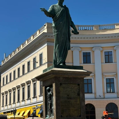 В Одесі розконсервували пам’ятник Дюку. Фото: МикВісті