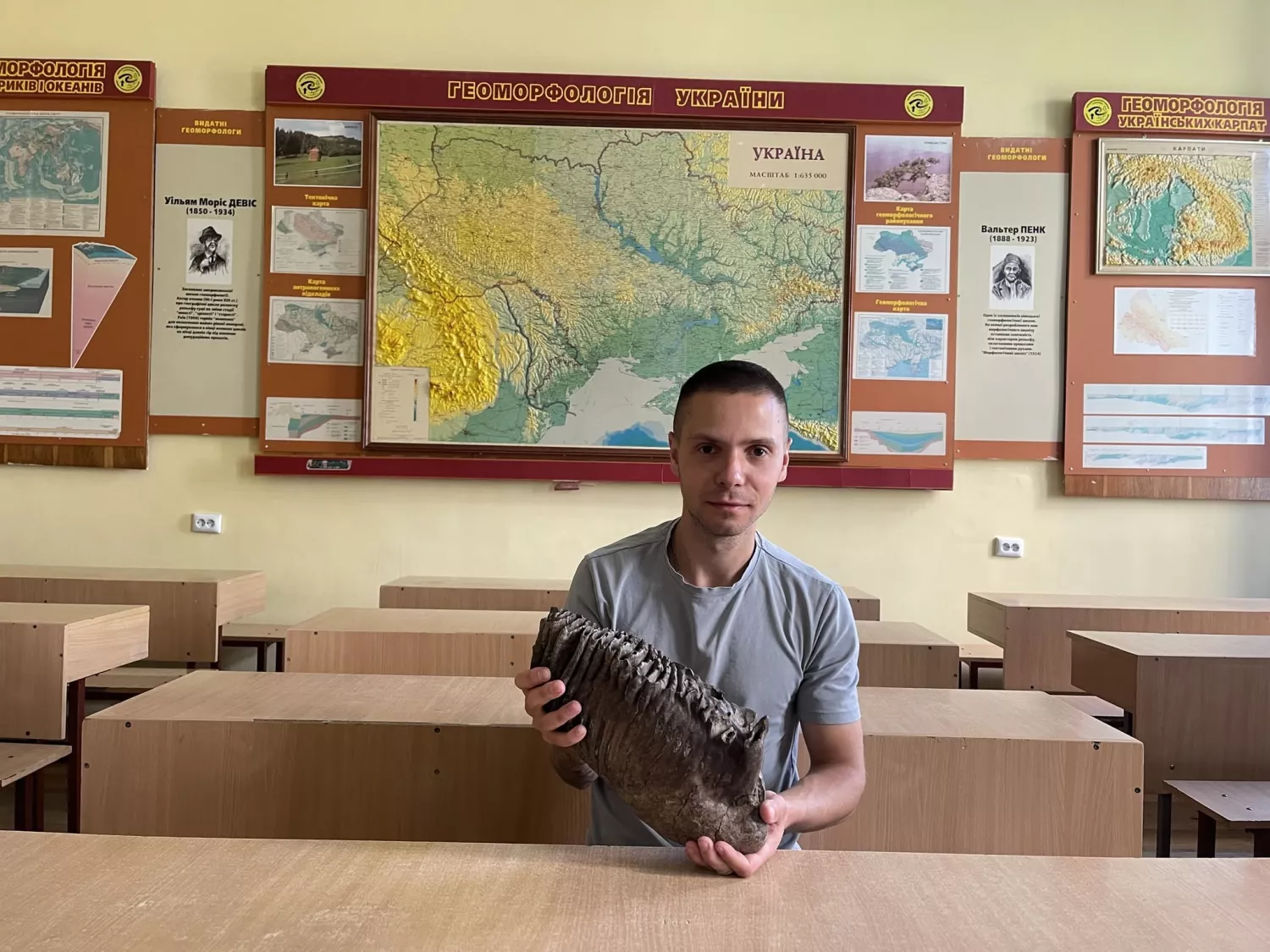 Львів’янин знайшов у річці Стрий зуб мамонта вагою 7 кг. Фото: ЛНУ ім. Івана Франка