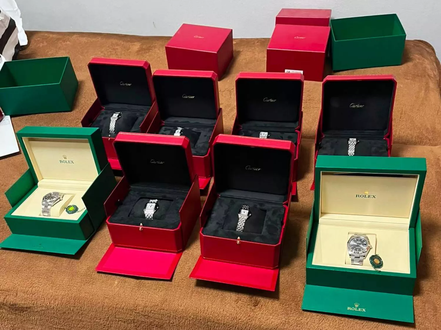 На кордоні з Польщею вилучили годинники Rolex та Cartier на 4 млн грн. Фото Держмитслужба