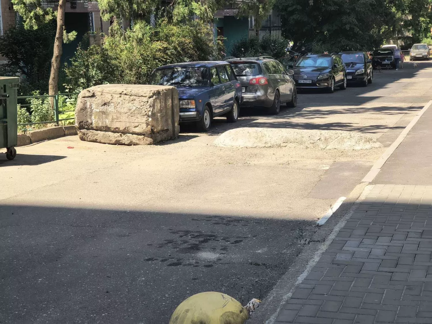 Бетонні блоки біля багатоквартирного будинку №162. Фото з Facebook