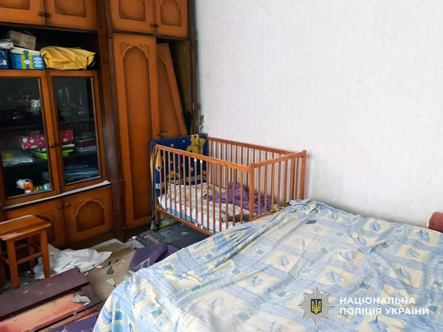У Херсоні боєприпас від російського дрона впав у дитяче ліжечко. Фото нацполіція