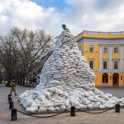 В Одесі повністю відкрили пам'ятник Дюку де Рішельє. Фото Суспільне Одеса