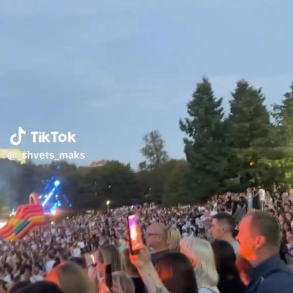 Тисячі тернополян зібралися на великому концерті до Дня міста. На сцені виступили Нікіта Кісельов, MILA NITCH та інші артисти. Скриншоти з відео