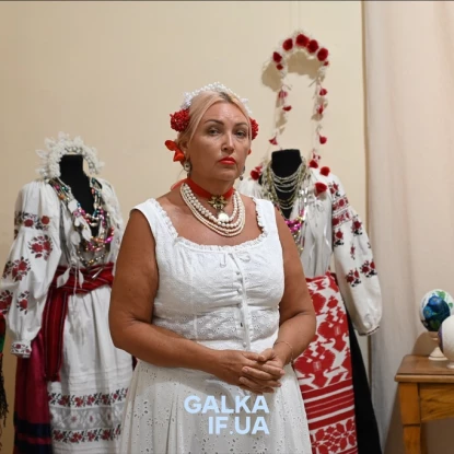 Етномайстриня з Херсонщини вивезла з окупації частину колекції. Фото: Галка