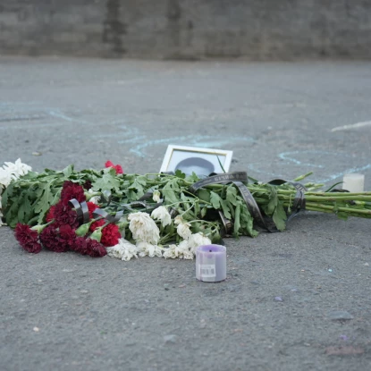Квіти на місці, де помер 18-річний хлопець після бійки. Фото: МикВісті