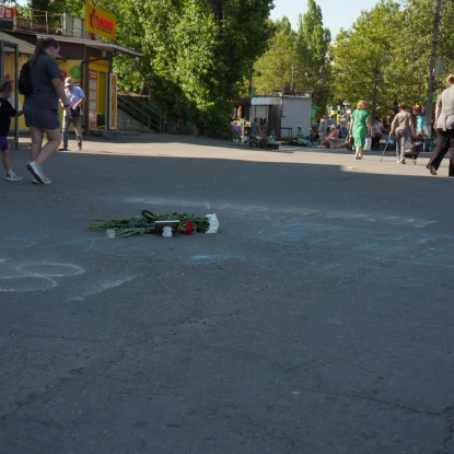 Квіти на місці, де помер 18-річний хлопець після бійки. Фото: МикВісті