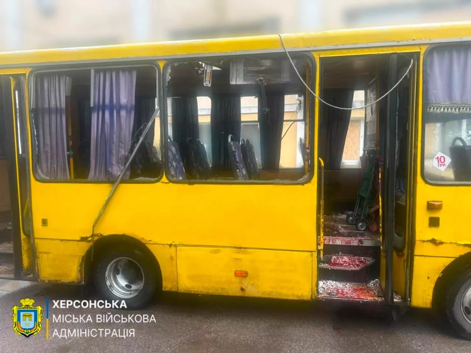 У Херсоні 19 серпня росіяни атакували маршрутку. Фото: Херсонська МВА