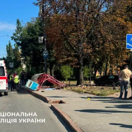 У Києві 19 серпня авто зіткнулося з автобусом і в’їхало у зупинку. Фото: Поліція Києва