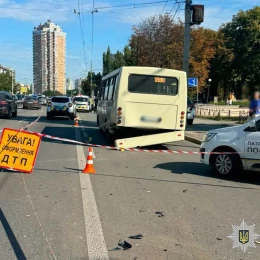 У Києві 19 серпня авто зіткнулося з автобусом і в’їхало у зупинку. Фото: Поліція Києва