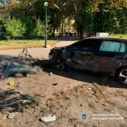 У Києві 19 серпня авто зіткнулося з автобусом і в’їхало у зупинку. Фото: Поліція Києва