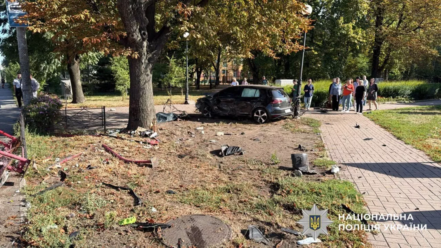 У Києві 19 серпня авто зіткнулося з автобусом і в’їхало у зупинку. Фото: МВС України