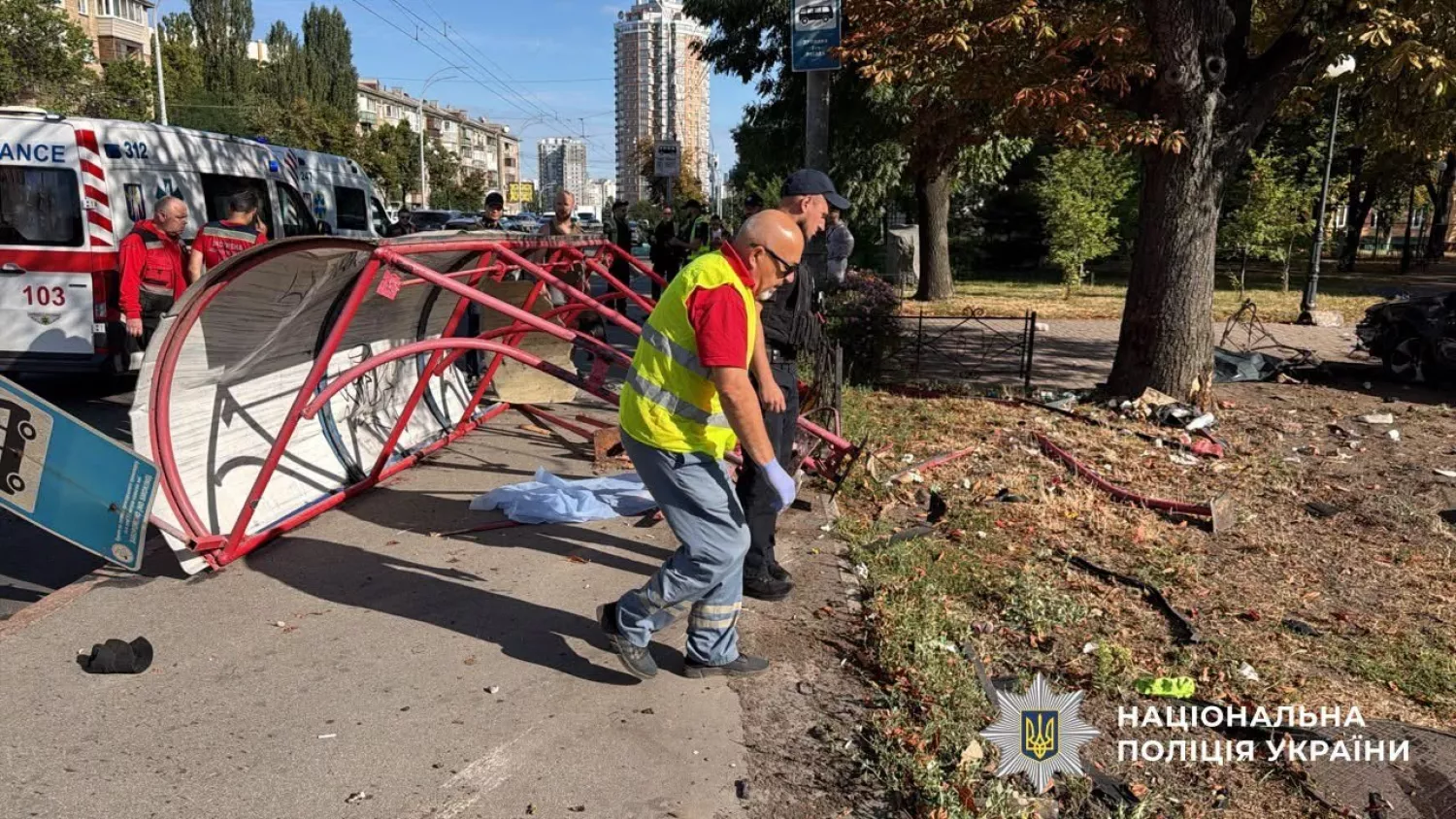У Києві 19 серпня авто зіткнулося з автобусом і в’їхало у зупинку. Фото: МВС України