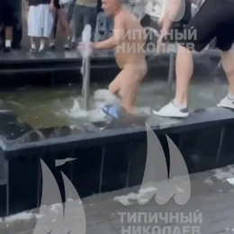 У Миколаєві чоловік оголений купався у фонтані на Соборній. Скриншот з відео
