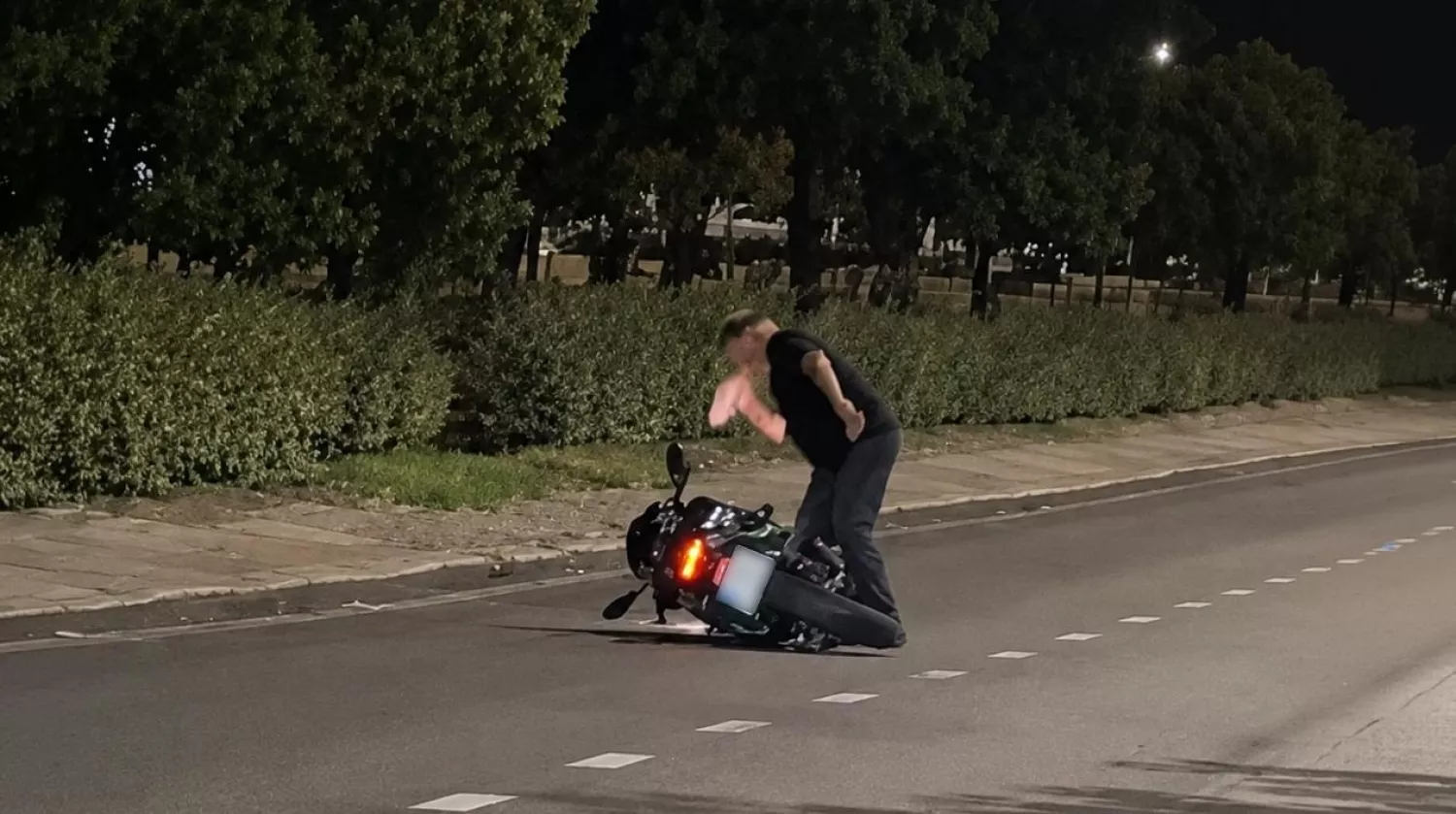 У Миколаєві чоловік наставив пістолет на мотоциклістку та трощив її транспорт каменем. Скриншоти з відео у Instagram (sofiia_vilchinskaya85)/ якість фото покращена за допомогою ШІ